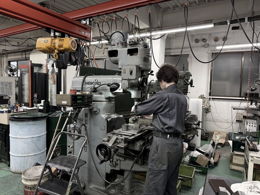 東京・墨田区の町工場で金属部品を削る職人